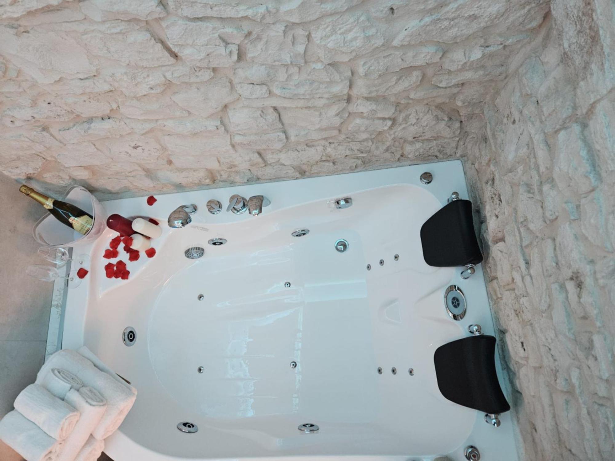 Luxuite Spa Con Piscina E Jacuzzi Alberobello Buitenkant foto