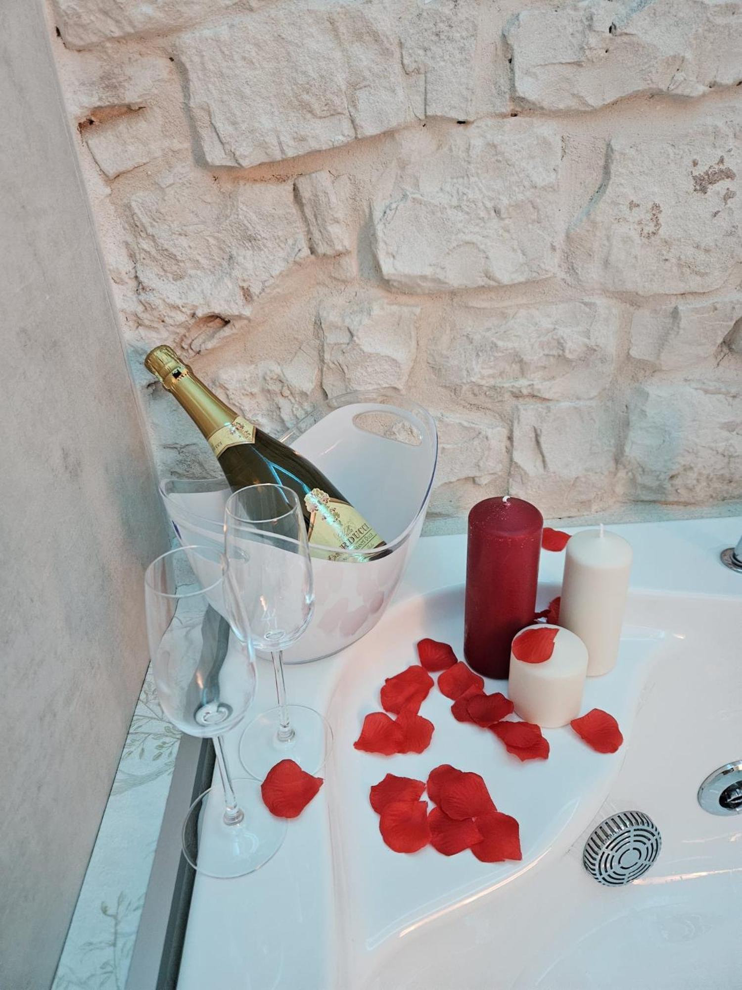 Luxuite Spa Con Piscina E Jacuzzi Alberobello Buitenkant foto